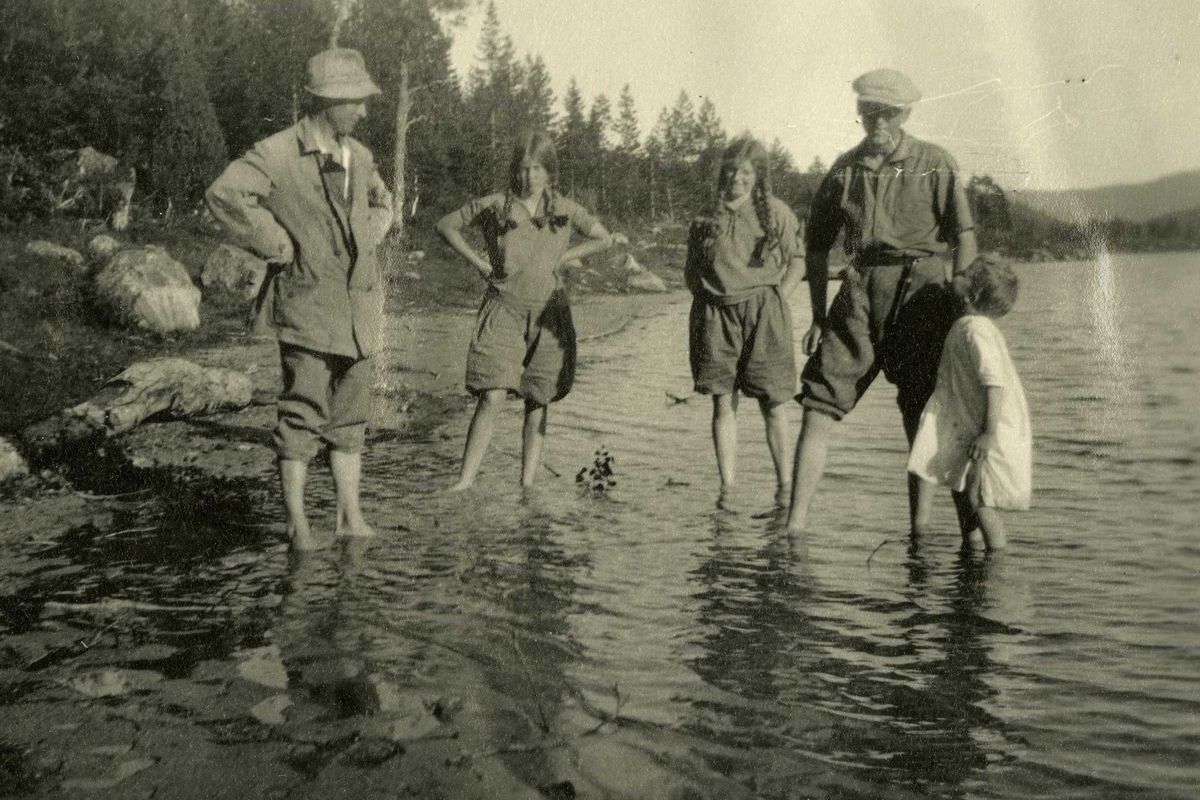 Familien Skarre prøver vannet på Kåsa, Drangedal. Ca. 1920 -30.