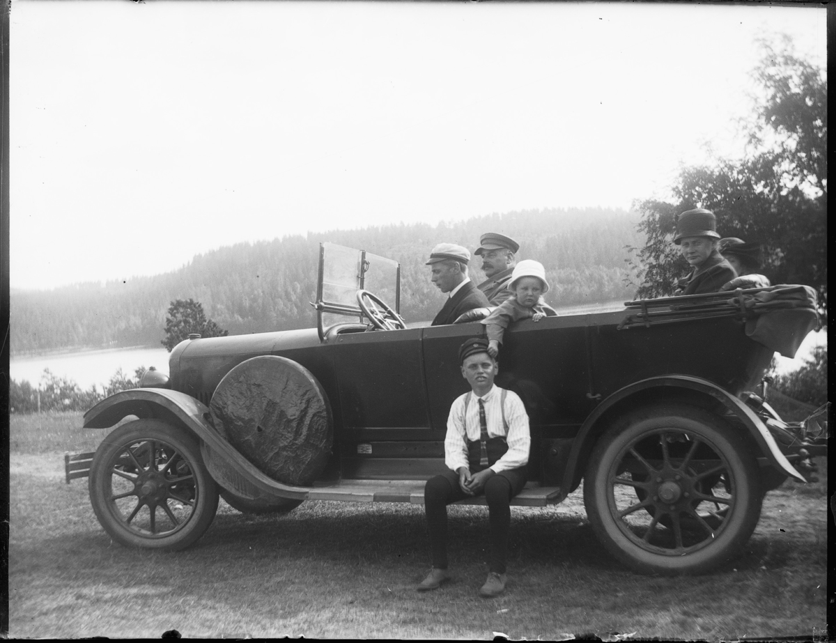 Morbror Esse och hans pojkar samt lilla Gunvor i bilen.