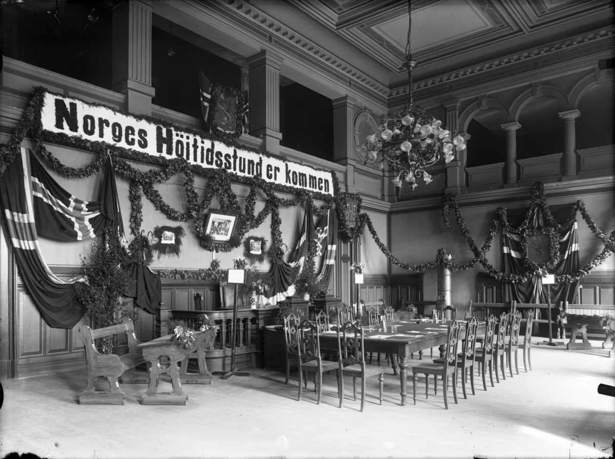 Folkeavstemningen i 1905. Bystyresalen i Skien rådhus. - Telemark ...