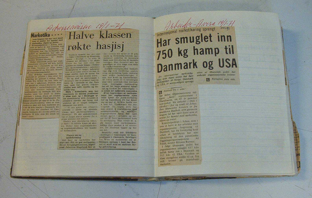 Bok laget med avisutklipp laget av Trondheim Politikammer fra 1967-1973