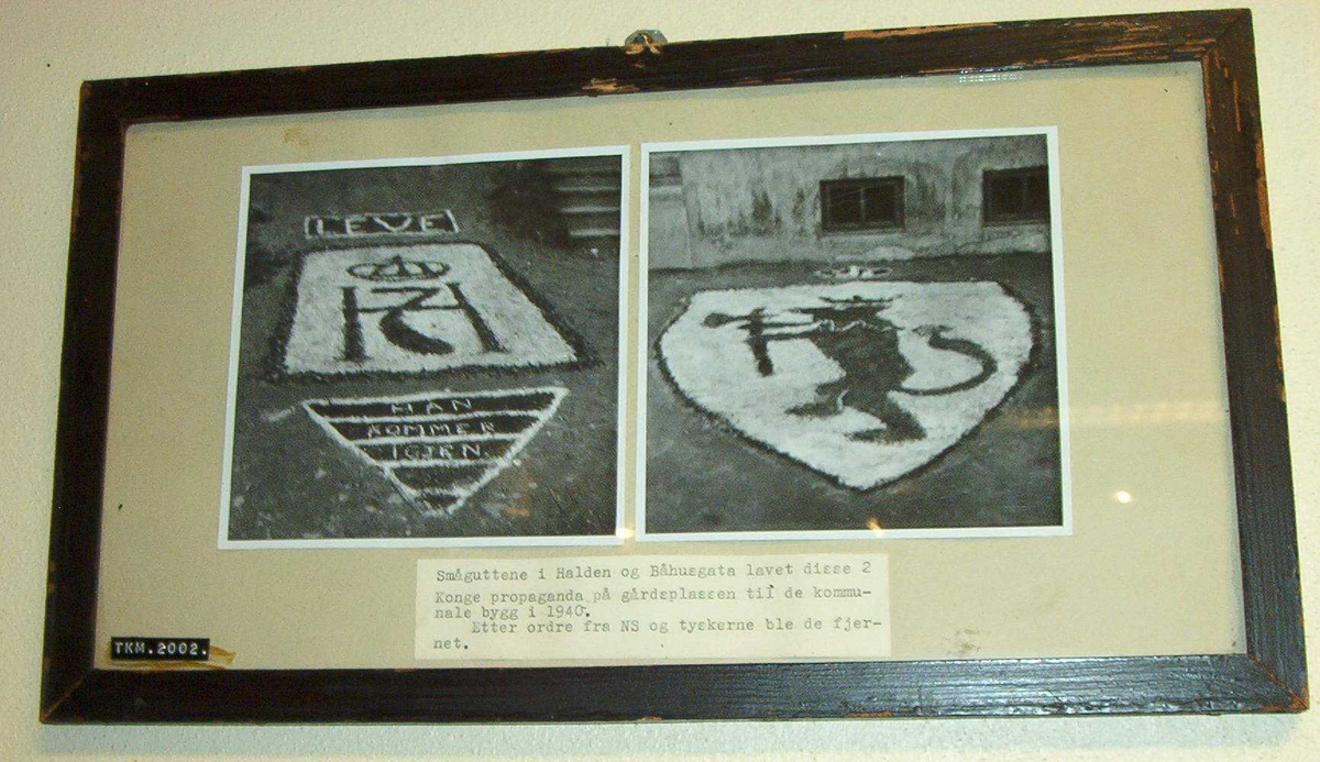 To fotografier, et av Haakon VIIs monogram H7 og et av det norske riksvåpen. Innrammet, mend fototekst.