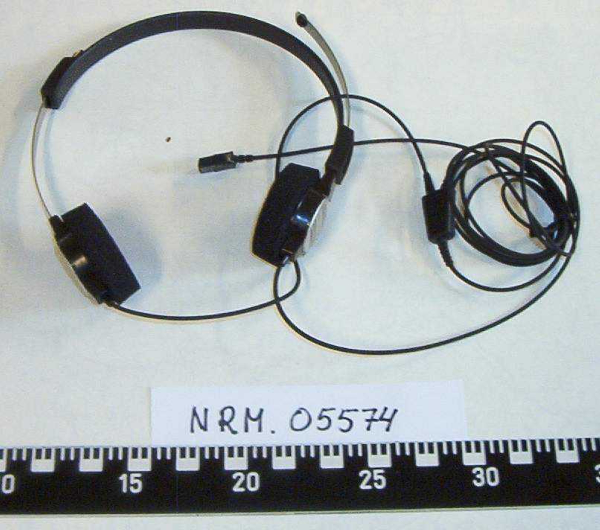 Lydbåndopptaker i tre deler:

NRM.05574a:  1 Opptaker Grundig dt. 3221,
                         CMP Kontor og Data Trondheim,
                         med tilhørende adapter.
NRM.05574b:  1 Fotpedal Grundig, Type 535B, 
                         med ledning for tilkobling opptaker.
NRM.05574c:  1 Headset Grundig, 
                         med ledning for tilkobling opptaker.