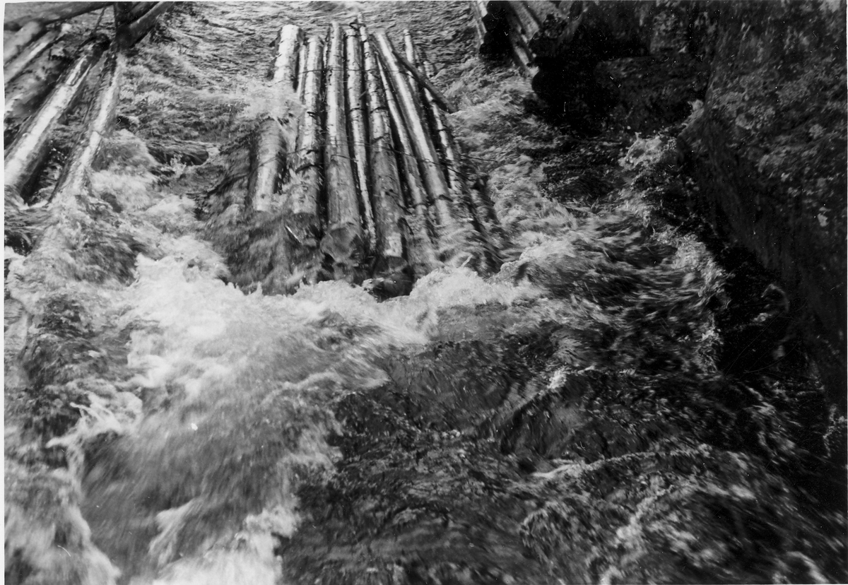 Haldenvassdraget 1956. 5 m3 bunter gjennnom Kolstadfoss
