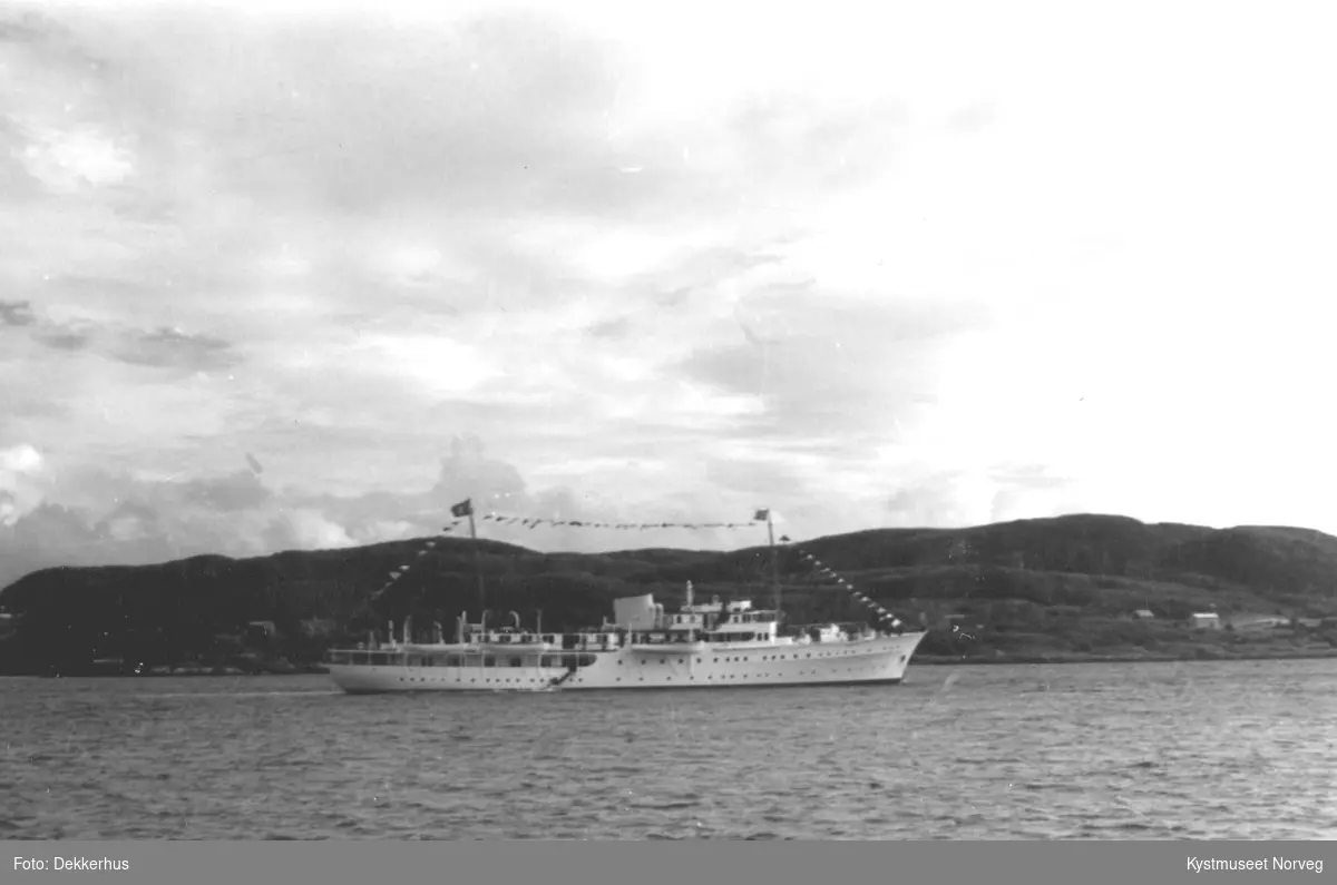 Rørvik, signingsferd 1959 "Kongenskipet" Norge i Nærøysundet
