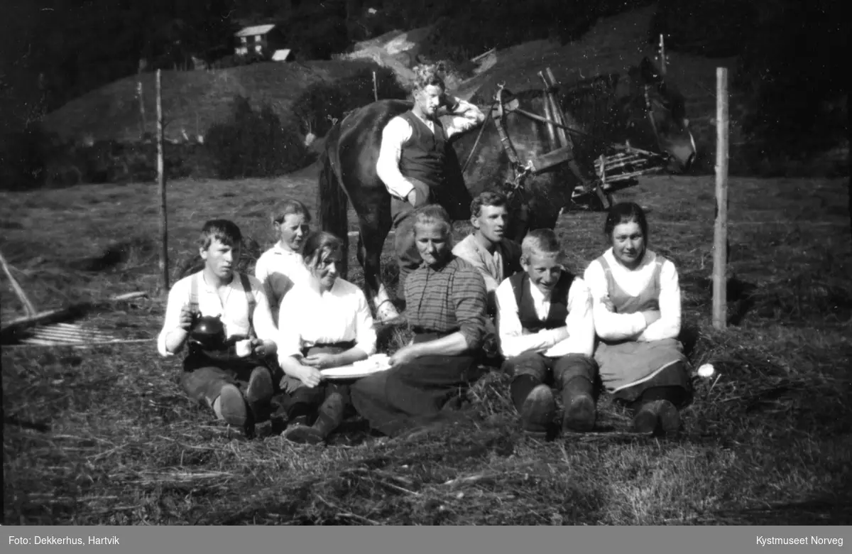 Fra venstre: Gustav Waagø, Ågot ?(Flatanger), Birger Ofstad, Trygve Moe, Jenny Dekkerhus, Ivar Moe, ellers ukjente
