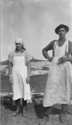 Jakob Edø og ukjent kvinne, "klippfiskbergene" ved Bergsnov/