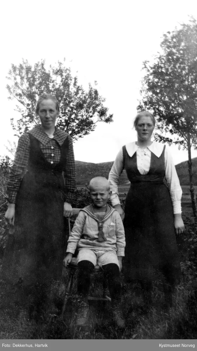 Agnes Dekkerhus, Reidar Waagø og Kristine Evenstad