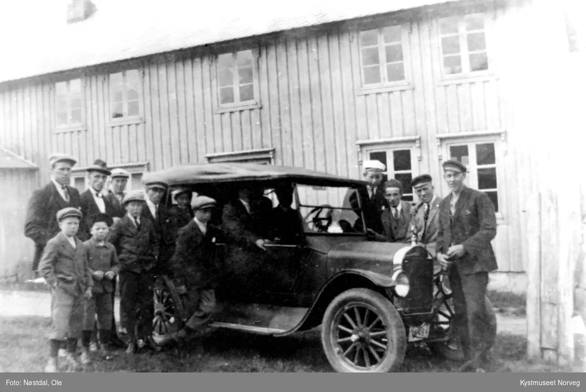 Gravvik, ukjente personer rundt den første bilen i bygda eid av Leiv P. Livik