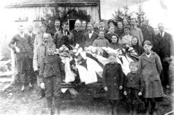 Oluf Westgaards begravelse. Fra venstre: ukjent, Julius Jørg