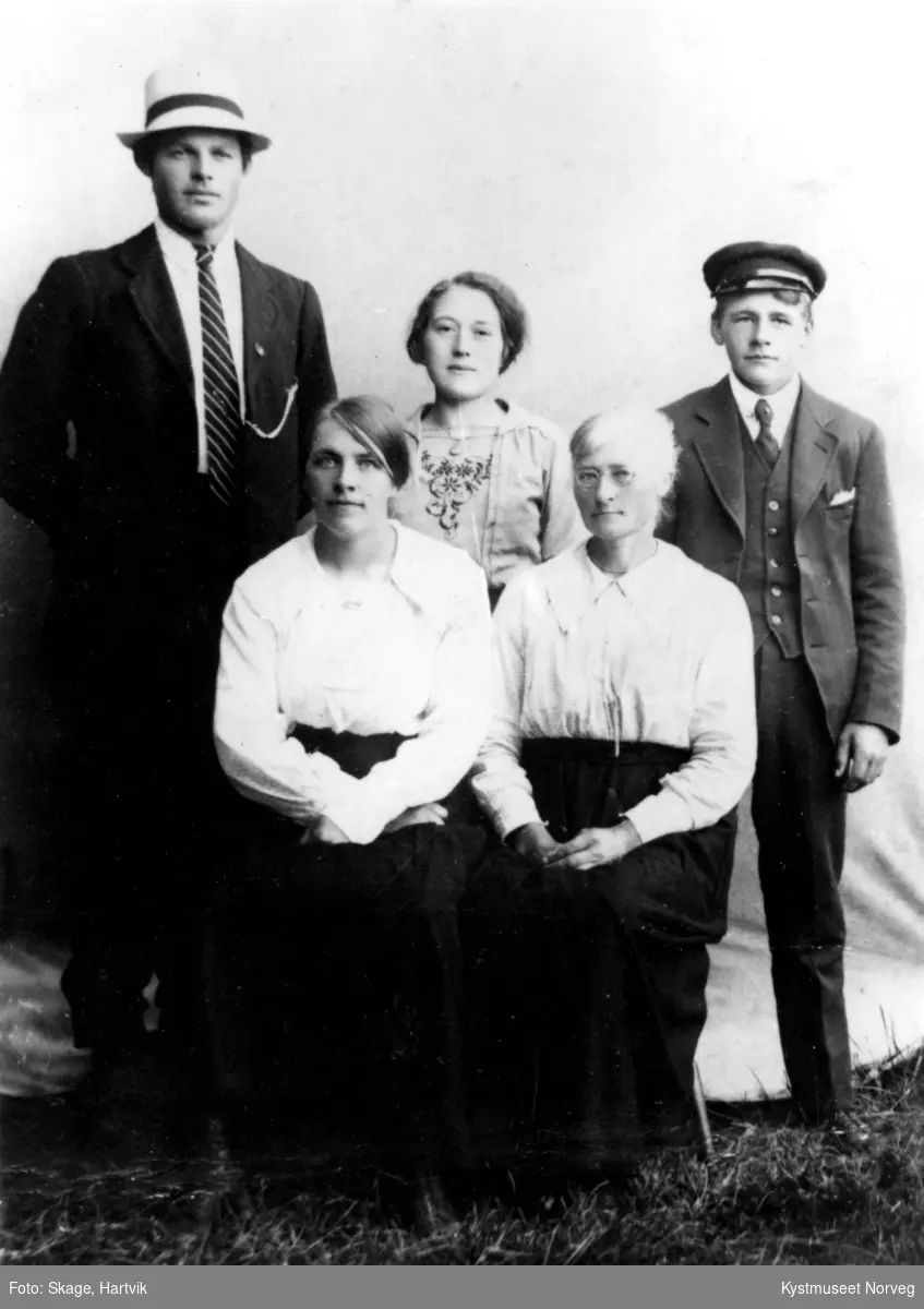 Bak fra venstre: Reidar Skage og Einar Larsen. Foran fra venstre: Petrine Larsen,Petra Lindquist og Angnes Iversen Lona