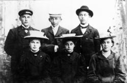 Bak fra venstre: Julius Hermanstrand, Petter Jæger Leirvik. 