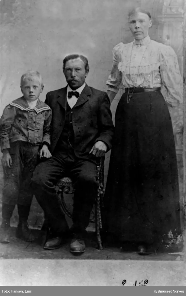 Julie og Gustav Hellesøy med adoptivsønnen Osvald