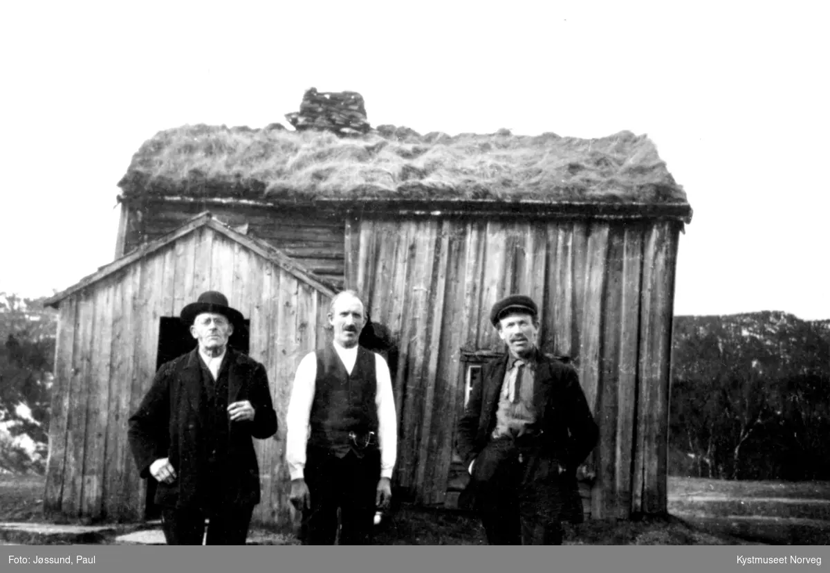 Fra venstre: Helmer Moe, Edvin Moe og Hartvik Moe ved husmannstua på "Helmermoen", Flatanger