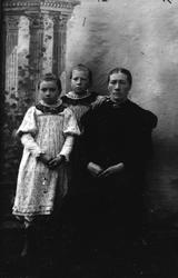 Ukjent mor og to døtre?