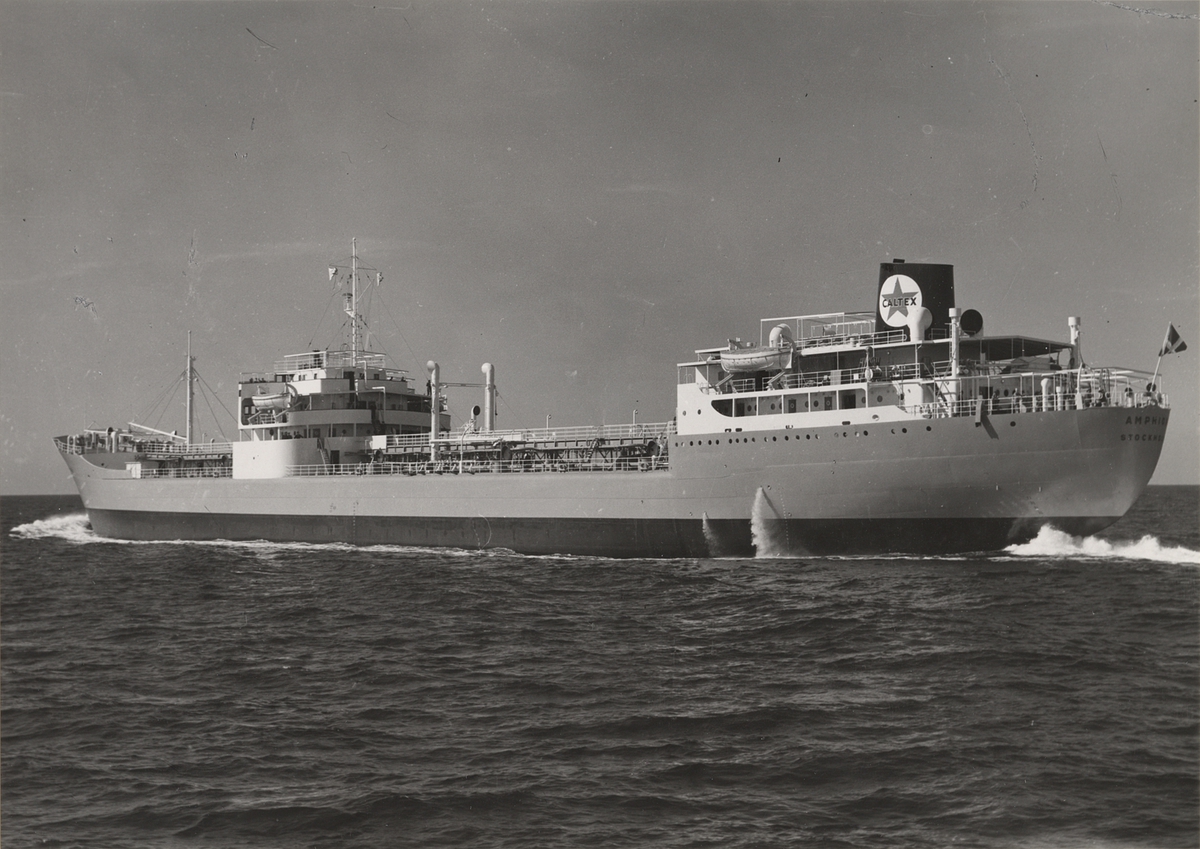 Tankmotorfartyget AMPHION av Stockholm på jungfruresan 1953.