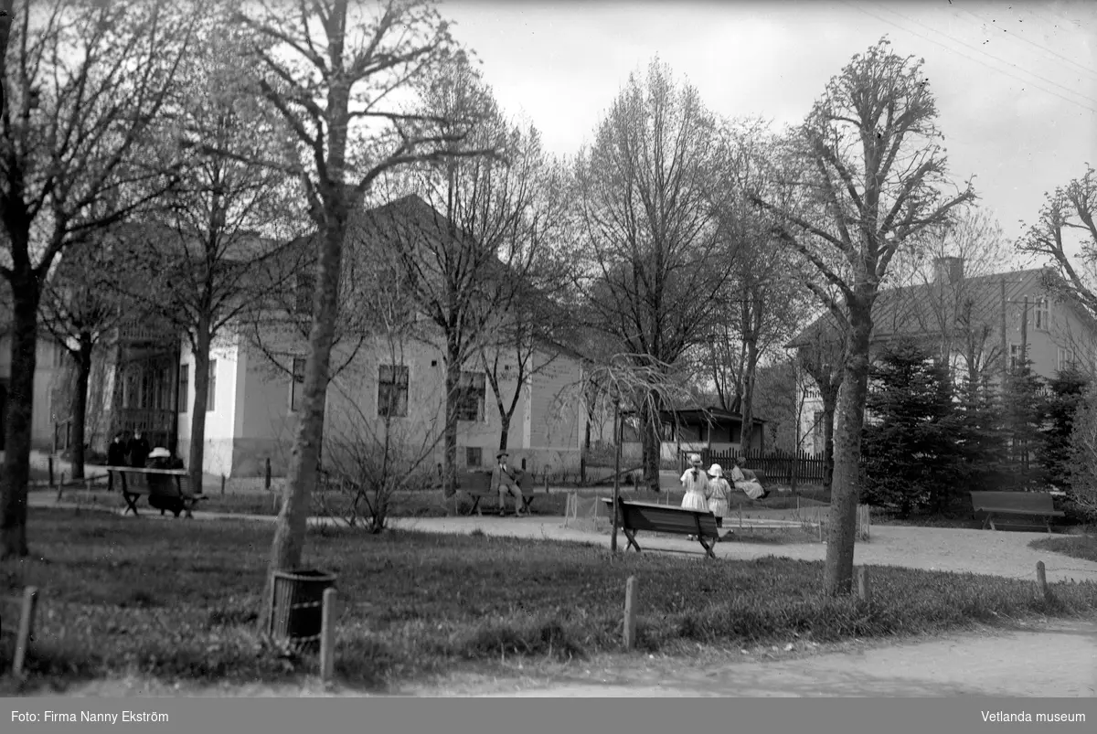 Carl-Johans Park i Vetlanda, Anna Kohlens hus till höger i bild.