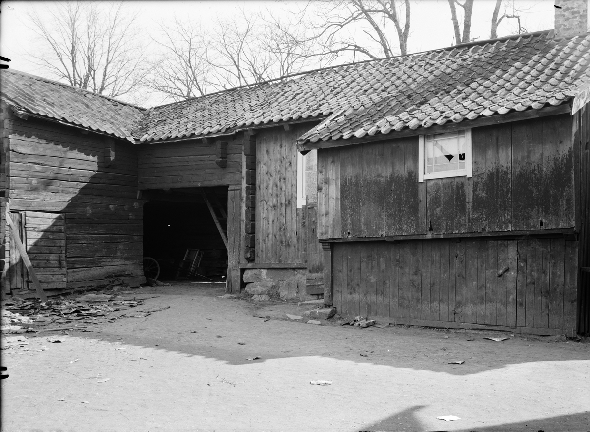Mangård med portlider och helgdagsstuga - nu på friluftsmuseet Disagården - på ursprunglig plats i Gränby, Björklinge socken, Uppland