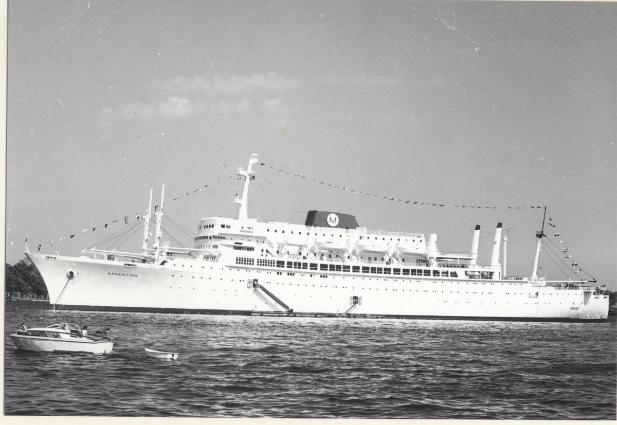 Foto från 1966 visande turist-& passagerarturbinångfartyg ARGENTINA för ankar på Stockholms ström.