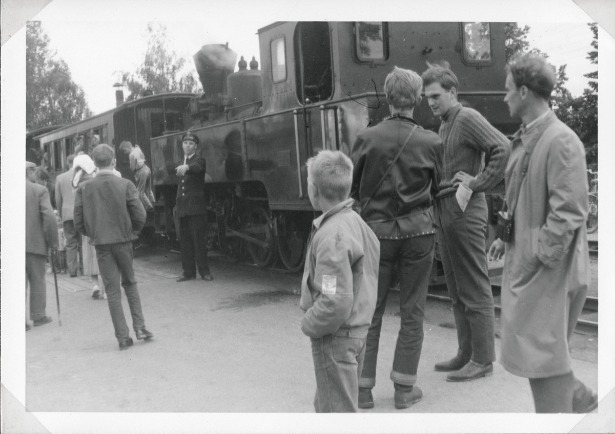Mange fremmøtte på Sørumsand stasjon til siste ordinære avgang på Urskog-Hølandsbanen.
