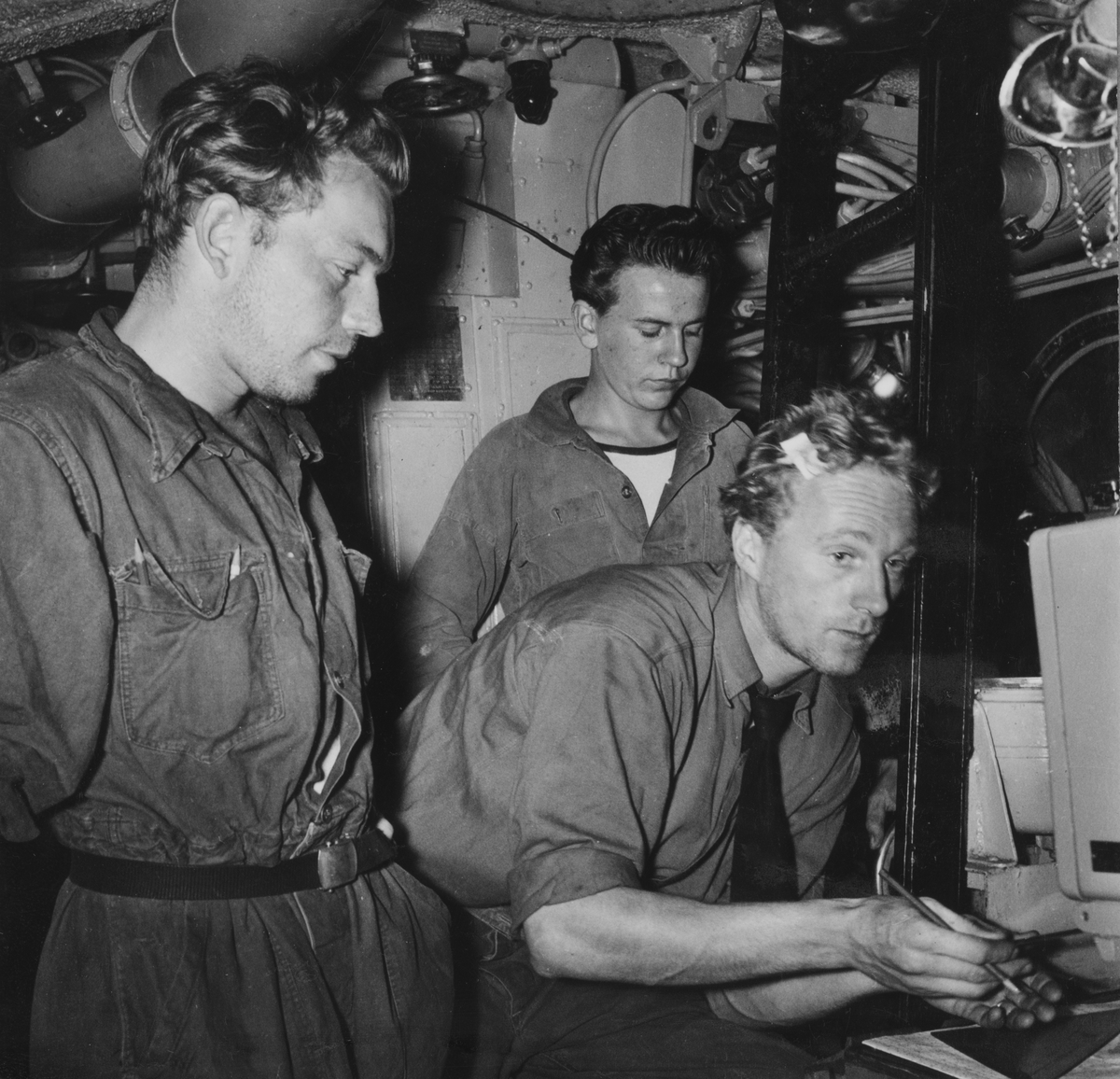 Manöverrumspersonal i aktion ombord på ubåten Sjöormen.