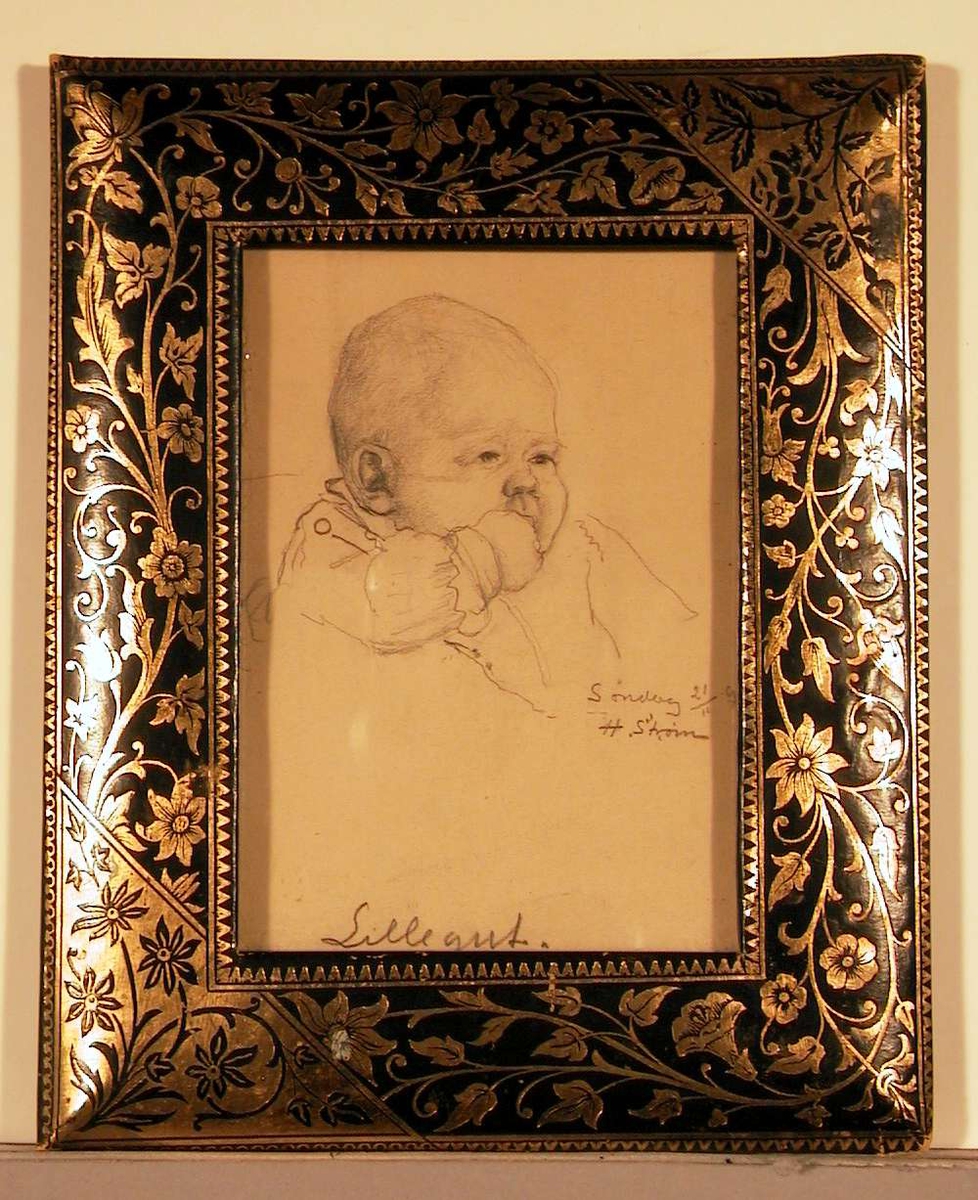 Barneportrett; tegnet hode, høyre arm løftet med fingre i munnen og knapp og blondekanter antydes på blusen.
