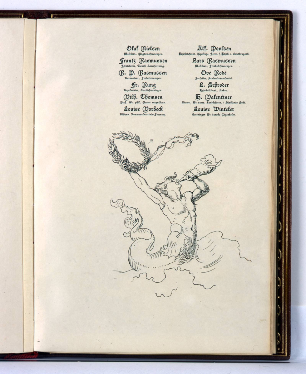 Adresse innbundet i brunt skinn med preget dekor i olivengrønt og rødt. Rød tvinnet snor i ryggen med dusker. På innsiden grønn silke med gullborder og broderte blomster.