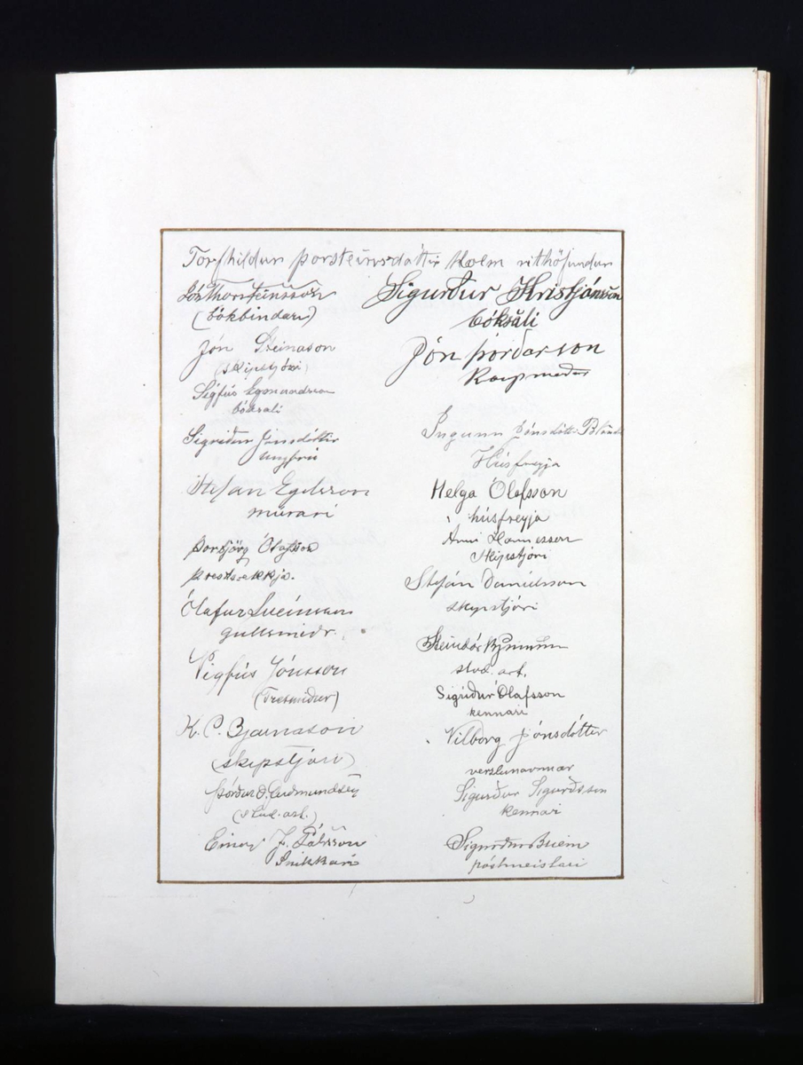 Adresse med mappe i mørkebrunt skinn med gullskrift på forsiden. Løse doble blad med mange hilsener i gullrammer. Adressen er skrevet med gotiske bokstaver i svart, rødt og gull.