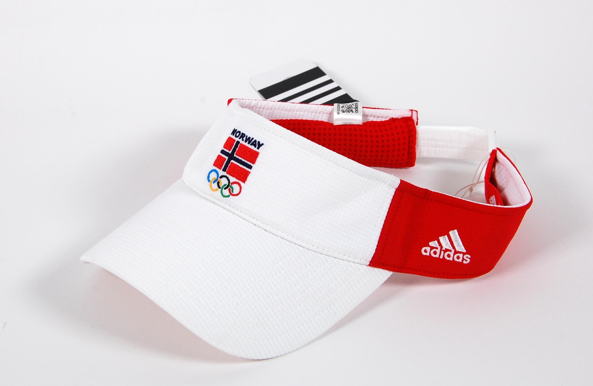 Hvit og rød solskygge. Det norske flagget og de olympiske ringene er maskinbrodert foran.