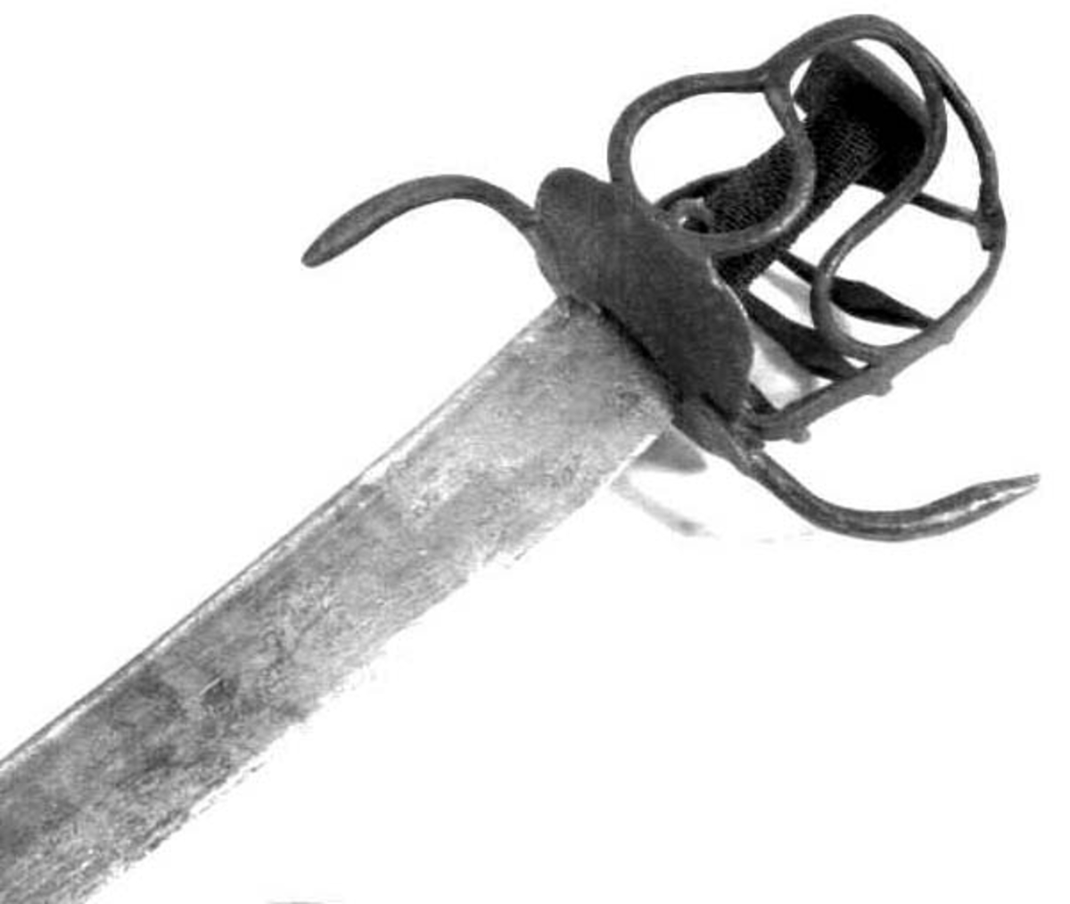 Rund tønneformet knapp i tre. Asymmetrisk feste med tre sidebøyler som har fortykninger på midten på utsiden og tommelbøyle og to sidebøyler på innsiden. Nyreformede parérplater. S-formede runde parérstenger med fortykkede avslutninger på endene. Fremre parérstang er nyere.
Tregrep med jerntrådvikling.
Enegget krum kline med smal ryggstillt blodrand. Smedmerke på venstre side. Klingespissen er dekorert med tre små hull.