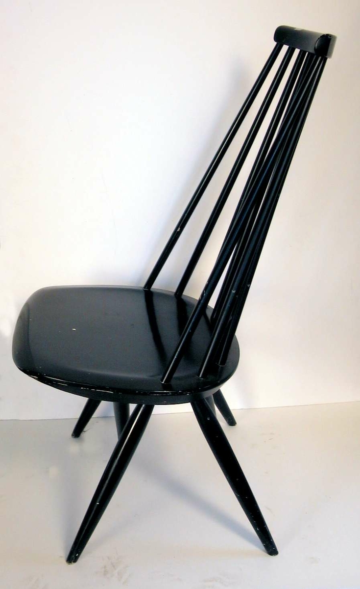 Sortmalt pinnestol med korte ben og høy rygg 
