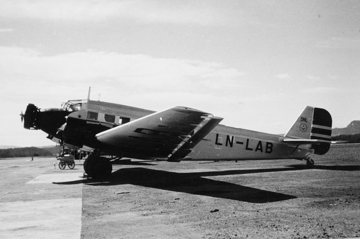 transport, fly, eksteriør, på bakken, LN-LAB
