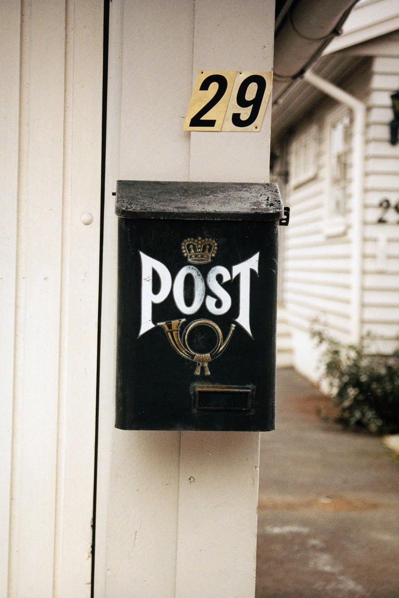 postkasser, grønn kasse med posthorn og krone i gull, post malt i hvit skrift