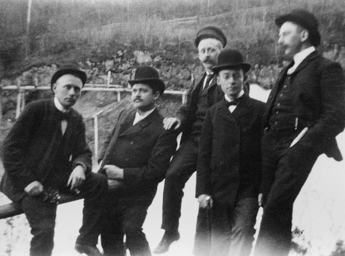 gruppebilde, posttjenestemenn på utflukt til Leirfossen ved Tronheim i 1904