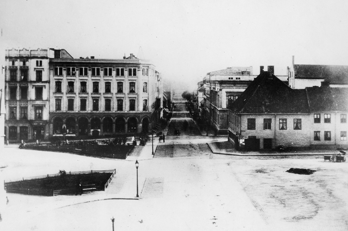 norgesbilder, bybilder, Oslo, Torvet og Kirkegata sett fra Oslo domkirke, anno 1868, bygninger, Karl Johans gate 14