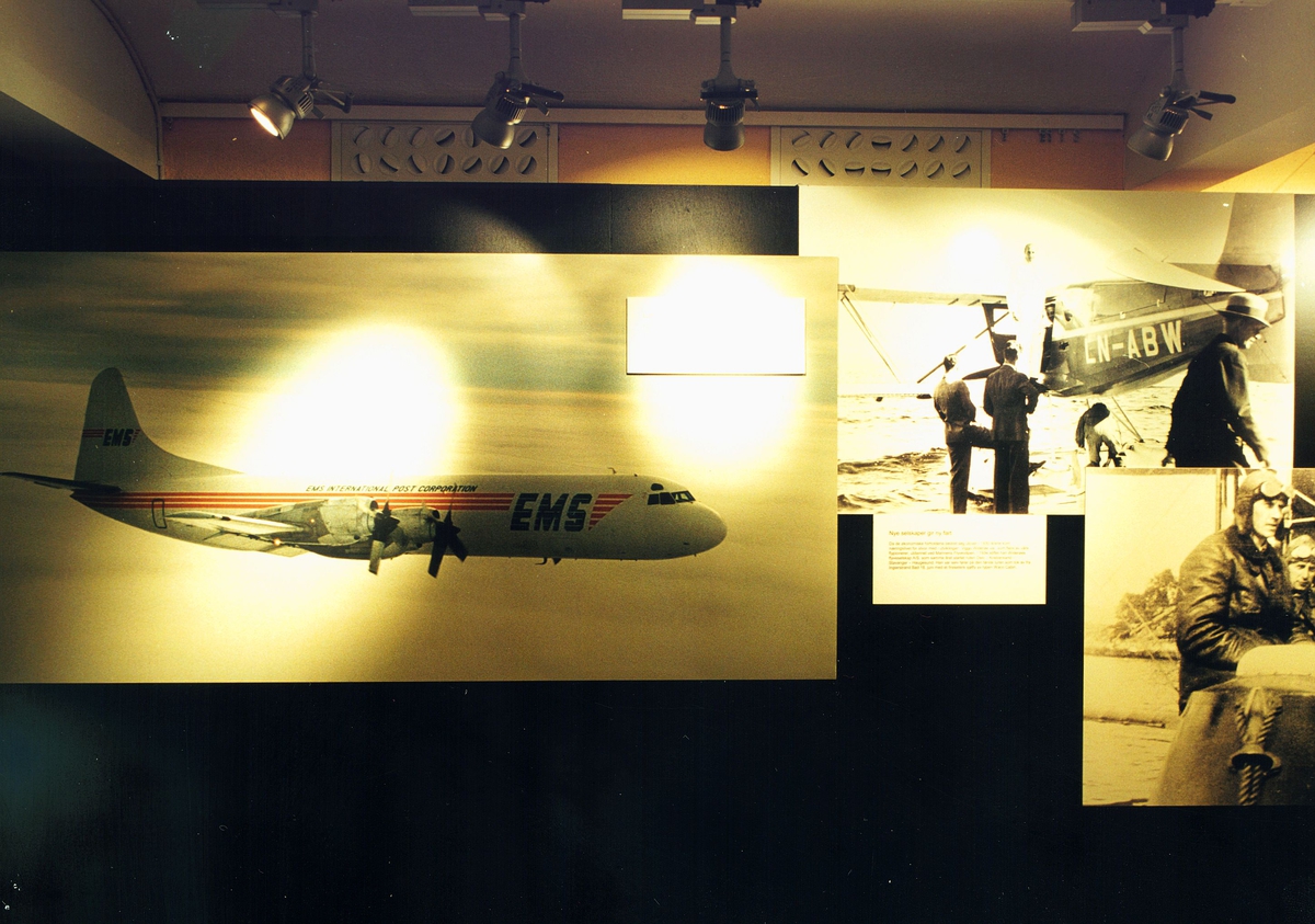 Postmuseet, utstilling, "Luftpost i Norge - fra ballong til jet", bilder av fly  med EMS på siden og luftpostsendinger.