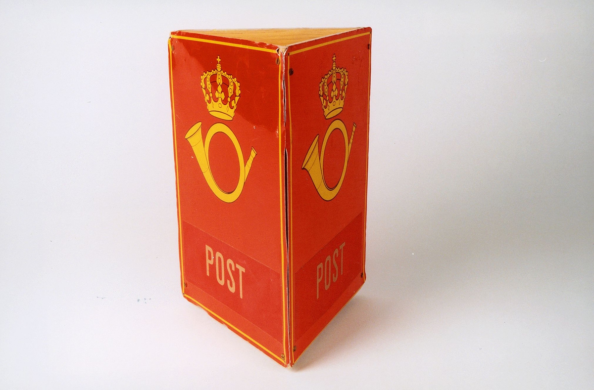 Postmuseet, gjenstander, skilt, opplysningsskilt, postskilt, post og posthorn med krone (postlogo), tre skilt satt sammen i en trekant.