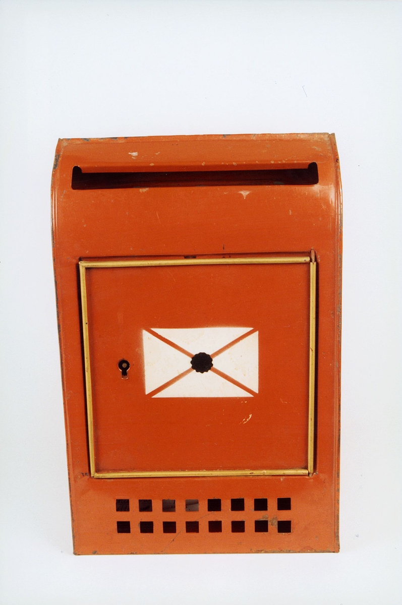 Postmuseet, gjenstander, postkasse, privat brevkasse, nøkkelhull, et brev er malt i fronten, kvadratiske hull nederst til å se om det er kommet post.