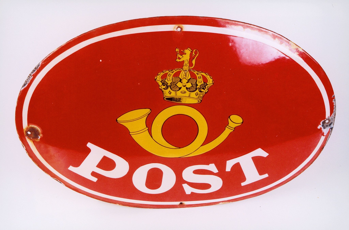 Opplysningsskilt for postkontor. Ovalt med posthorn og ordet "POST".