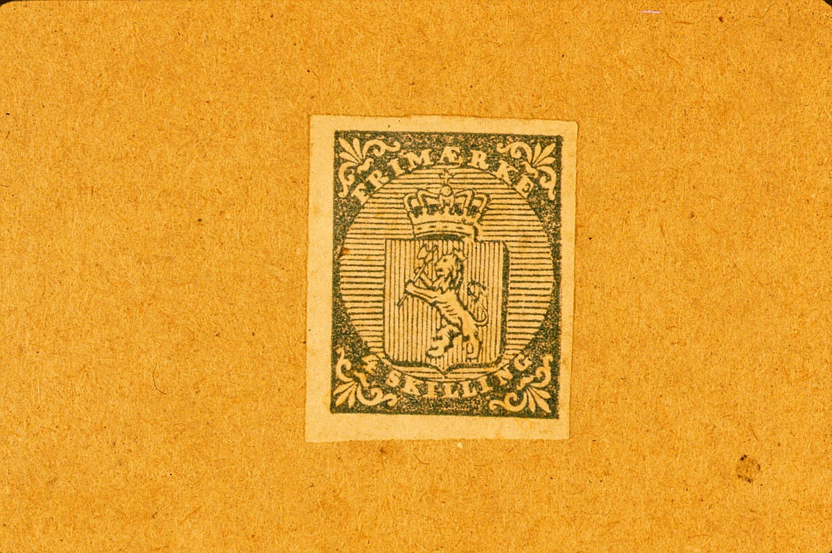 postmuseet, Kirkegata 20, frimerker, NK 1, Våpen, 1. januar 1855, 4 skilling blå, Norge nr. 1, gul bakgrunn