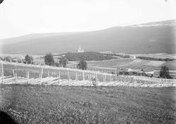 15.06.1908. Lesja kirke og prestegard sett fra Blakar. Kort: