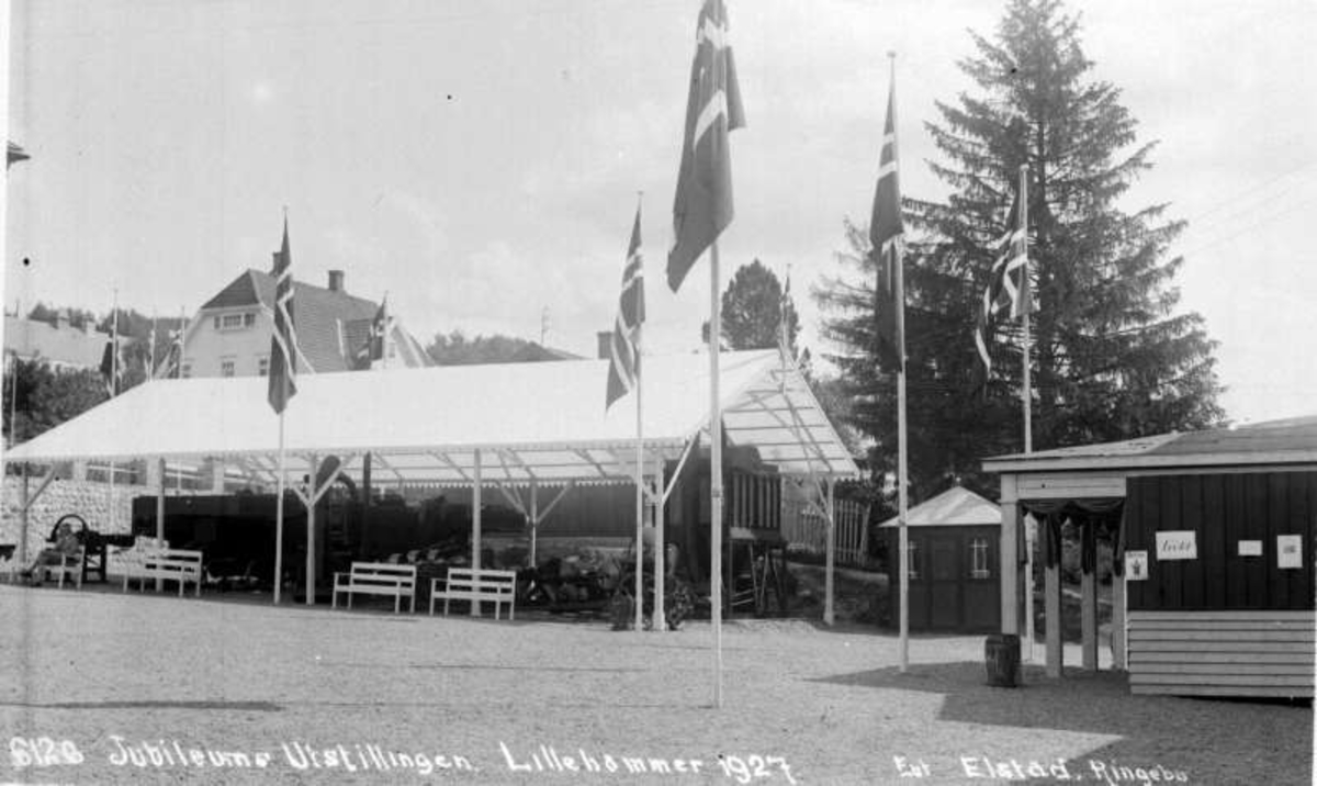 Lillehammer. Jubileumsutstillingen 1927. Uteområde. Flagg. Benker.