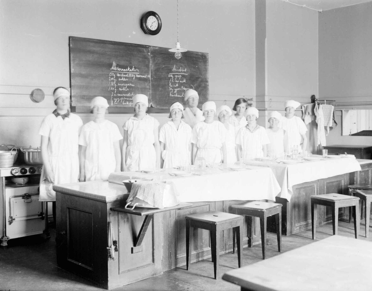 Skolekjøkkenet Lillehammer folkeskole 1930.Klasse 7 B. Klasse og lærer.