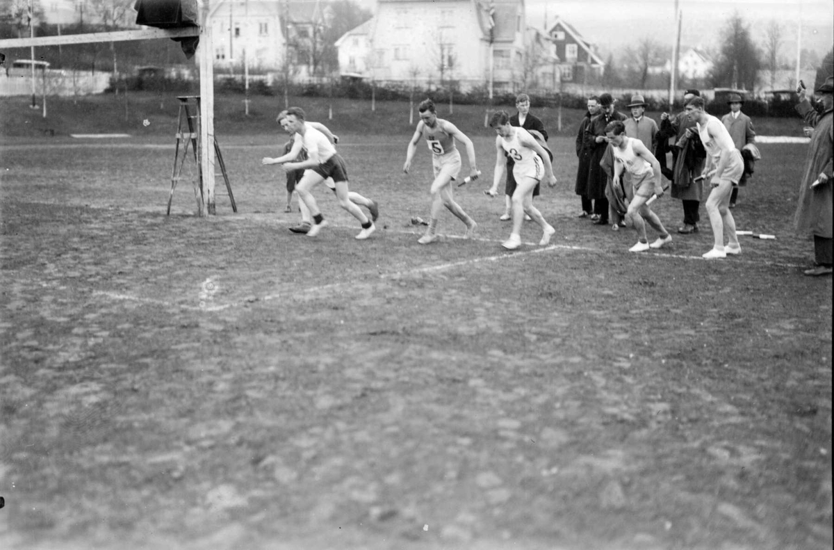 Friidrett. Sportsplassen med bebyggelse i bakgrunnen. Start 1931 og 1933, Lillehammerstafetten