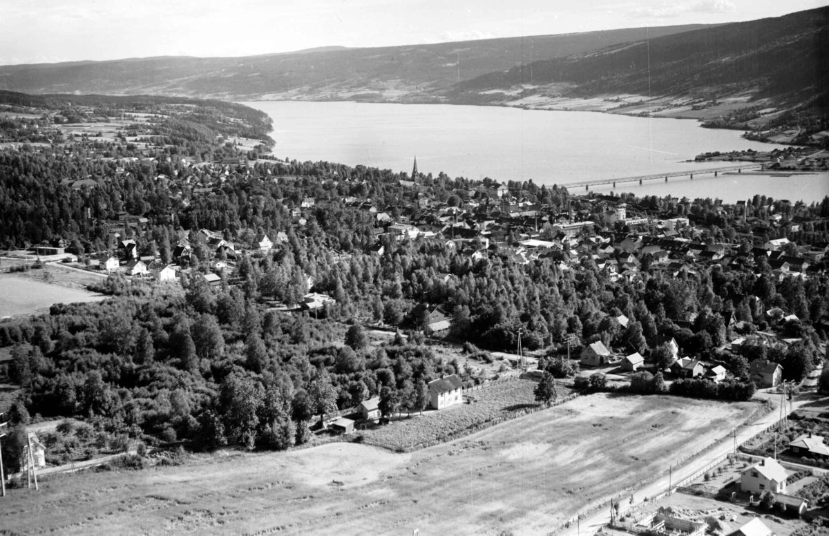 Flyfoto, Lillehammer, oversiktsbilde mot sør, øvre bydel, Nordsetervegen, Asklund,