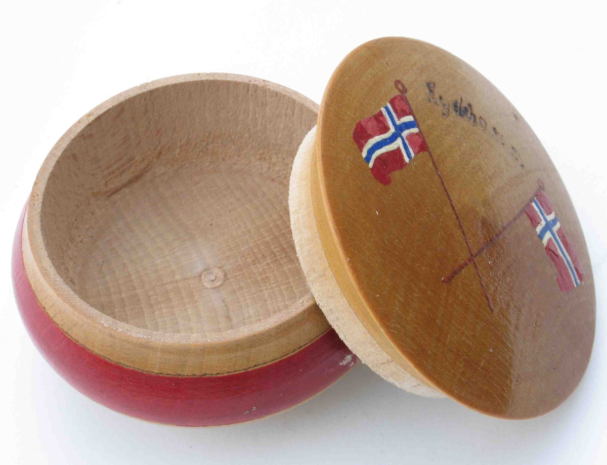 To norske flagg i kors på lokket, sammen med teksten Eydehamn