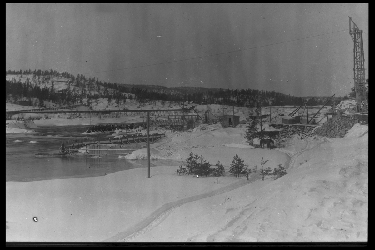 Arendal Fossekompani i begynnelsen av 1900-tallet
CD merket 0010, Bilde: 37
Sted: Flatenfoss i 1926
Beskrivelse:  Dammen sett nedstrøms i vinterdrakt