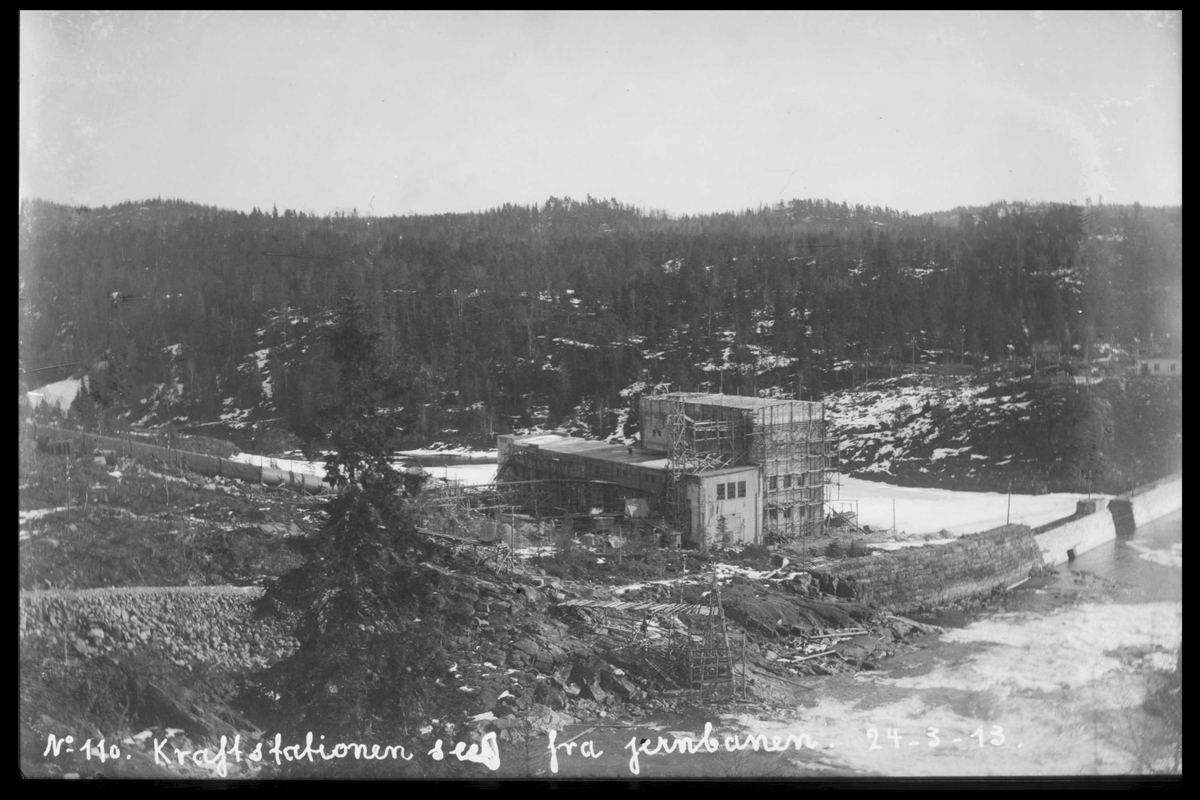 Arendal Fossekompani i begynnelsen av 1900-tallet
CD merket 0470, Bilde: 20
Sted: Bøylefoss
Beskrivelse: Bygningen fra jernbanen