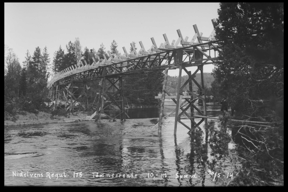 Arendal Fossekompani i begynnelsen av 1900-tallet
CD merket 0474, Bilde: 25
Sted: Flaten
Beskrivelse: Tømmerrenne, bro