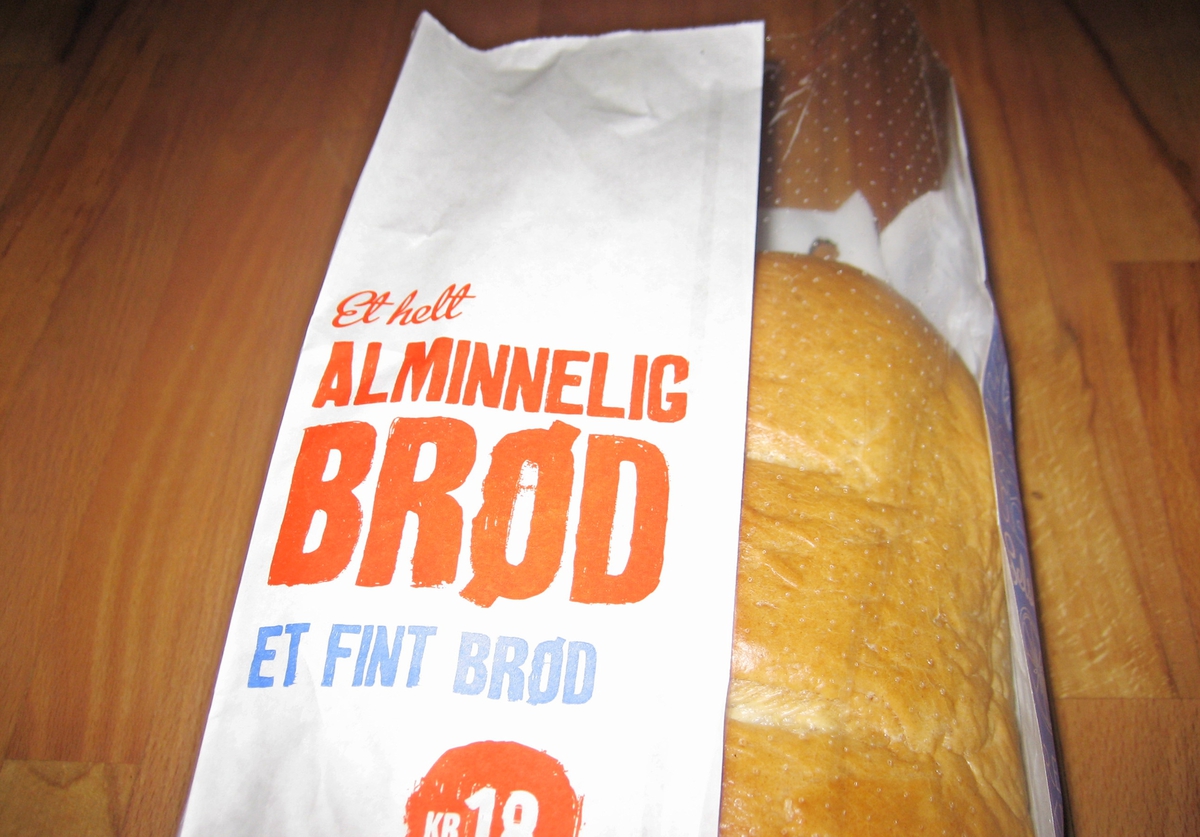 Brødposen er uten motiv. Brødets navn - Et helt alminnelig brød - er fremhevet på posens forside