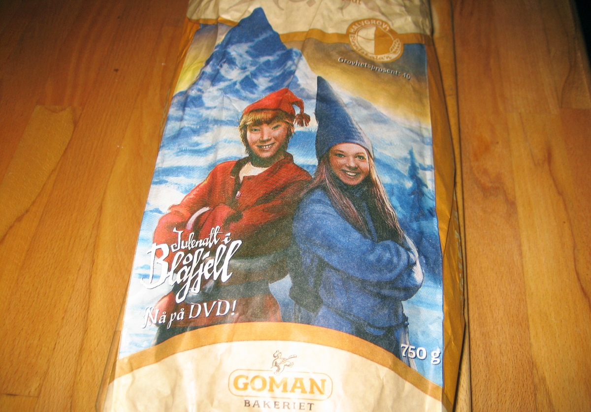 Motivet på brødposen er en rødnissegutt og en blånissejente fra filmen "Julenatt i Blåfjell".